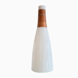 Jarrón o botella Mid-Century en blanco opalino con decoración de ratán, años 50