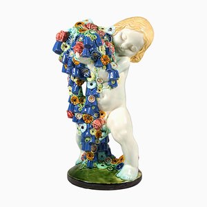 Putto primaverile con fiori in ceramica attribuito a Michael Powolny, Vienna, 1890