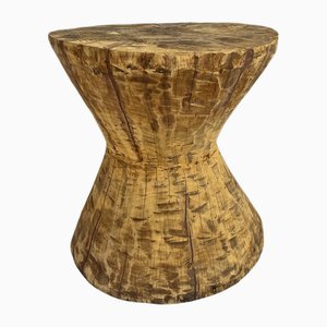 Hocker aus Holz mit Sanduhr