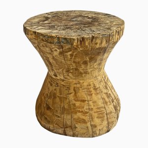 Hocker aus Holz mit Sanduhr