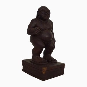Escultura de madera grotesca de un hombre con gafas de sol y chanclas al estilo de Botero, años 80