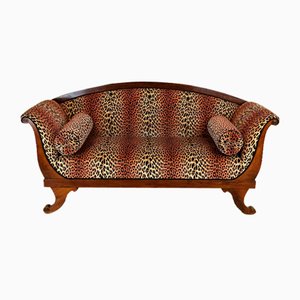 Sofá Biedermeyer con ribete de leopardo
