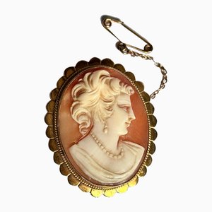 Geschnitzte Vintage Muschelbrosche aus 9 Karat Gold