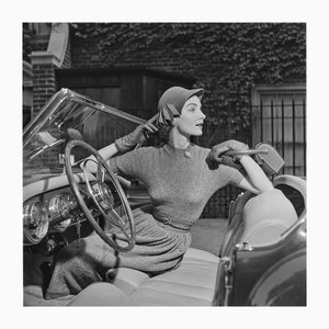 Slim Aarons, Modeling for Saks, Impresión digital con estampado Estate de edición limitada
