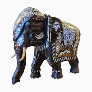 Elefante indio grande de madera tallada, década de 1900