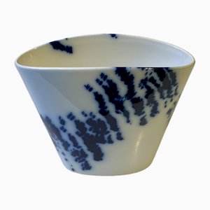 Jarrón de porcelana en azul y blanco de Ivan Weiss para Royal Copenhagen, años 80