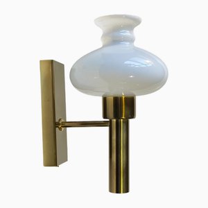 Moderne Skandinavische Wandleuchte aus Messing & Opalglas von Vitrika, 1970er