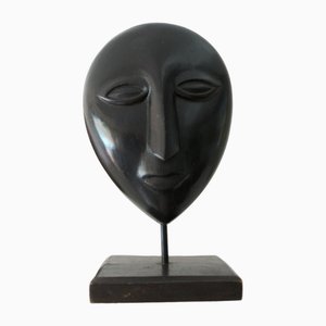 Ethnischer schwebender Kopf/Maske auf geschnitztem Holzsockel