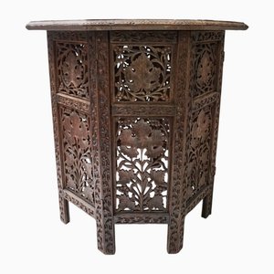 Mesa auxiliar angloindia oriental bohemia de madera tallada a mano, década de 1900