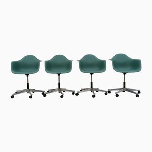 Poltrone Pacc in plastica di Charles & Ray Eames per Vitra, inizio XXI secolo, set di 4