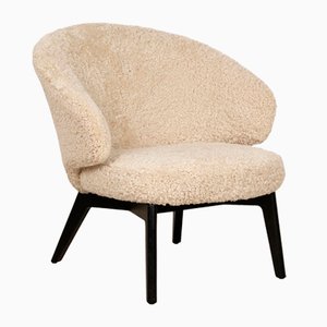 Butaca LET con patas de madera negra de Fritz Hansen