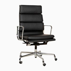 Poltrona Soft Pad EA219 in pelle nera di Vitra