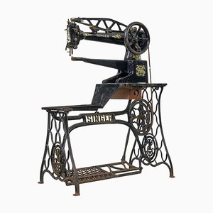 Máquina de coser antigua de fábrica de hierro fundido negro