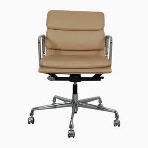 Silla de oficina EA-217 de cuero beige de Charles Eames
