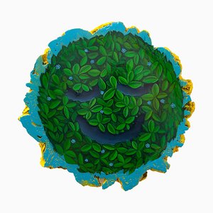 Frohes Gesicht Emoticon auf Korkholz mit Blättern und blauen Akzenten