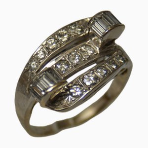 Goldener Ring mit Diamanten in Form eines Torus