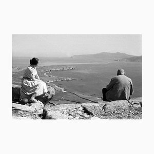 Erich Andres, Mann und Frau sitzend auf einer Klippe auf der Insel Delos, Griechenland, 1952, Fotografie