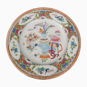 Piatto piano con decorazione floreale, Cina, inizio XX secolo