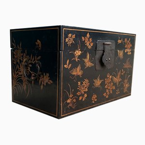 Caja de té negra en el pecho