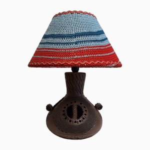 Lámpara de mesa alemana vintage con base de cerámica marrón iluminada internamente y pantalla de tela hecha a mano de Lamplove, años 70