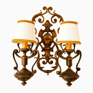 Wandlampe aus Messing mit zwei Leuchten und Lampenschirmen aus Seide