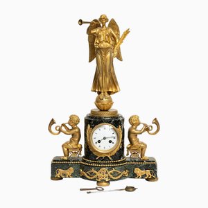 Französische Napoleon III Uhr aus Vergoldeter Bronze & Grünem Alpenmarmor, 19. Jh.