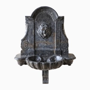 Großer handbehauener St. Cyr Marmor Wandbrunnen, 18. Jh.