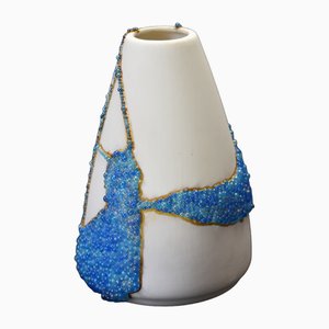 Jarrón Kintsugi en blanco con burbujas de vidrio azules de Myriam Gref