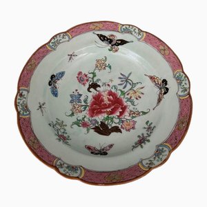 Assiette Chine avec Signature 19ème Siècle à Décor de Papillons et Végétation