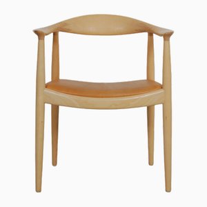 Silla de fresno lacado de Hans Wegner, años 2000