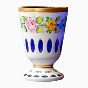 Biedermeier in vetro bianco, vetro giallo trasparente con motivi floreali e oro smaltato, lenti profonde e vaso blu dorato, fine XIX secolo
