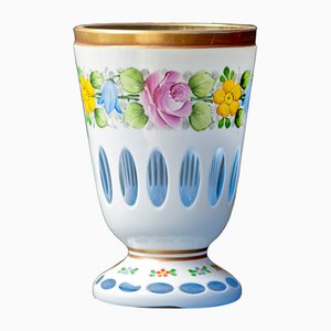 Biedermeier Weiß überzogenes klares gelbes Glas, Glas mit Gold und bemalten Blumenmotiven, Emaille, tief geschliffene Gläser und goldene hellblaue Vase, 1890er