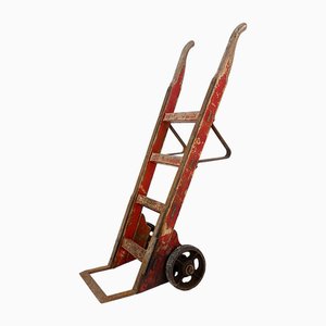 Carretilla de mano de madera antigua