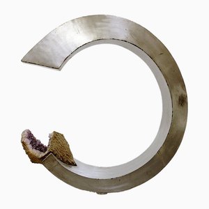 Escultura de arco de aluminio cepillado y amatista