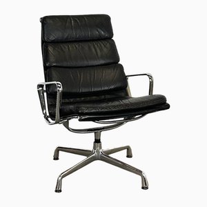 Poltrona Ea219 Soft Pad di Charles & Ray Eames per Vitra