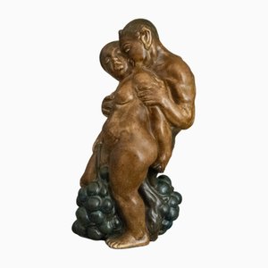Cosecha de uva No. 23 Satyr de gres con figura femenina de Kai Nielsen para Bing & Grondahl, años 20