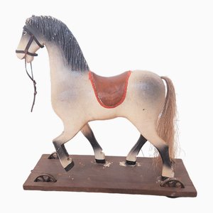 Cavallo antico in legno su ruote, inizio XX secolo