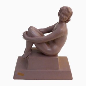 Escultura Art Déco de terracota de una mujer que se baña desnuda, años 20