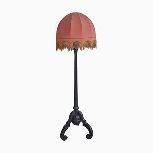 Antike Stehlampe aus Geschnitzter Eiche mit Rostrotem Schirm, Österreich, 1890er