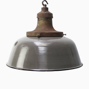 Graubraune Emaille Garagen Werkstattlampe mit Gusseiserner Platte & Weißem Interieur, Niederländisch, 1920er