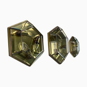 Lámparas de pared o de techo vintage hexagonales de vidrio tallado y latón, 1960. Juego de 3