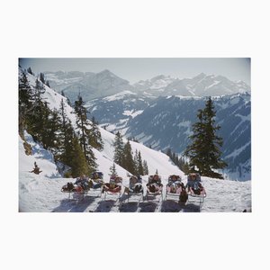 Slim Aarons, Lounging in Gstaad, Impression numérique estampillée Estate