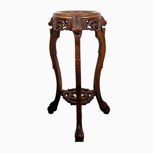Geschnitzter Hocker mit Chimären-Dekoration