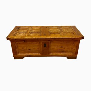 Cassettiera antica in larice con rifiniture in ferro, XVIII secolo