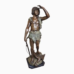 Rugiano, Junge mit Schleife, 1996, Bronze auf Marmorsockel