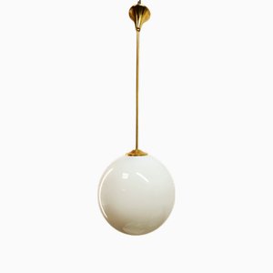 Deckenlampe aus Messing mit glänzender weißer Kugel