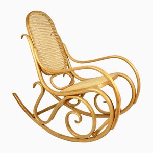 Sedia a dondolo vintage in legno naturale attribuita a Michael Thonet