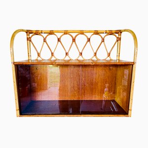 Vintage Wandregal aus Rattan & Bambus mit Glastüren, 1960er