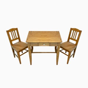Kinderschreibtisch mit Kinderstühlen aus Naturholz, 3er Set