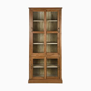 Großer Massivholzschrank